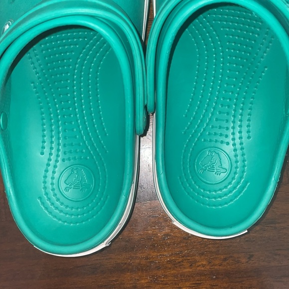 Gently worn crocs in a warm green - Picture 6 of 6